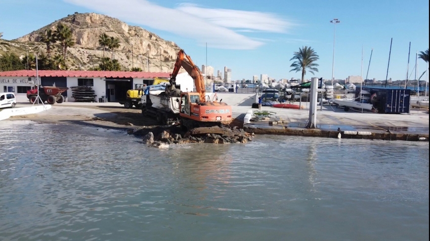 Limpieza y dragado de la linea de costa 