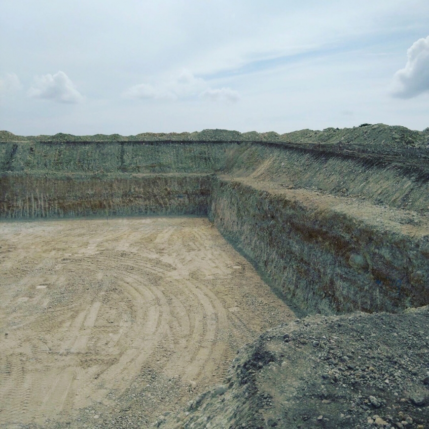 Acabando los trabajos de excavacion de deposito
