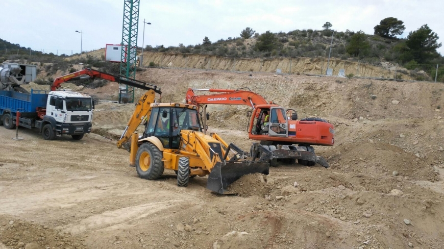 Comienzo de los trabajos de excavación y relleno en parcela para la construcción de nuevas viviendas
