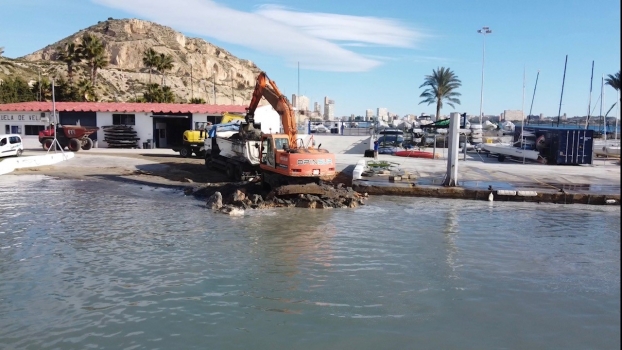 Restauración del arenal en el puerto recreativo de Alicante